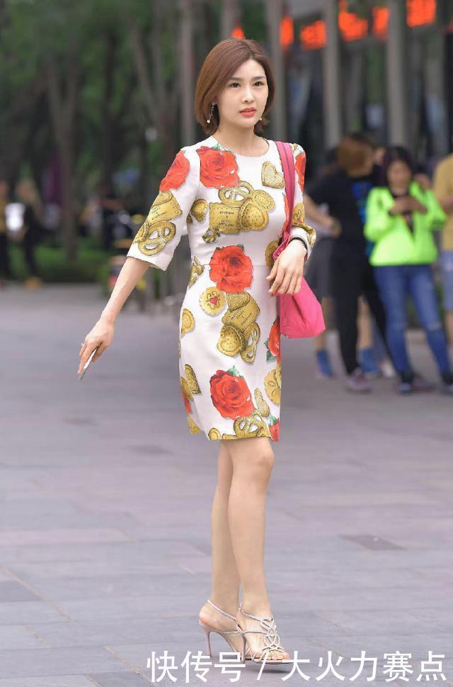 印花连衣裙修身显气质,秋日穿搭选择它,让造型显得优雅大方