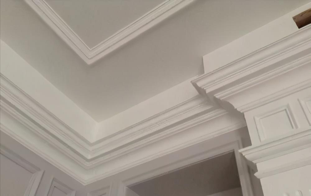 有钱人|新房装修别再做吊顶了，有钱人都用石膏线绕两圈，好看又省钱！