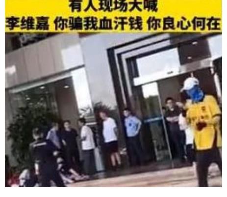 郑恺火锅店让投资人血本无归，总店被拉横幅，陈赫的还能坚持多久