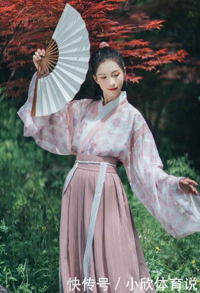 汉服不只有绣花装饰,印花汉服同样精致,风格清新又飘逸
