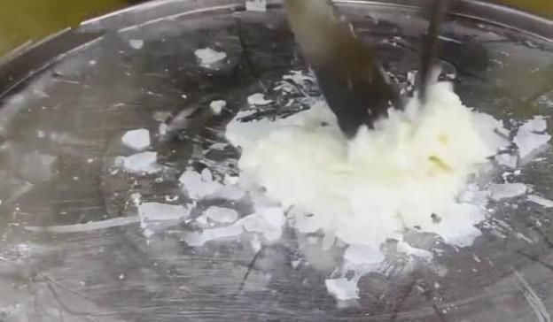 老外用矿泉水“炒”冰淇淋,没想到效果还不错,你们也可以试试