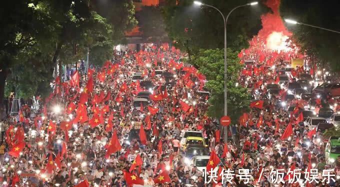 陈戌源|预感要输球?陈戌源和李霄鹏携手拜年,国足贺词中却无“快乐”