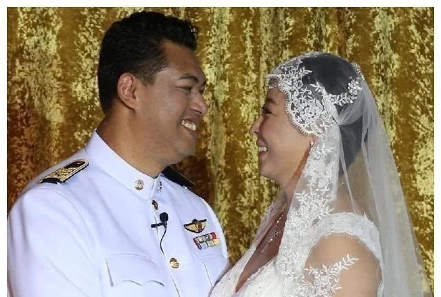 泰国|前女排队长现状,为53岁泰国老公生子,身体发福比老公还胖