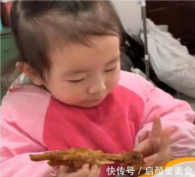 女孩|女孩啃鸡爪,却意外发现跟自己小手很像,网友:鸡爪突然就不香了