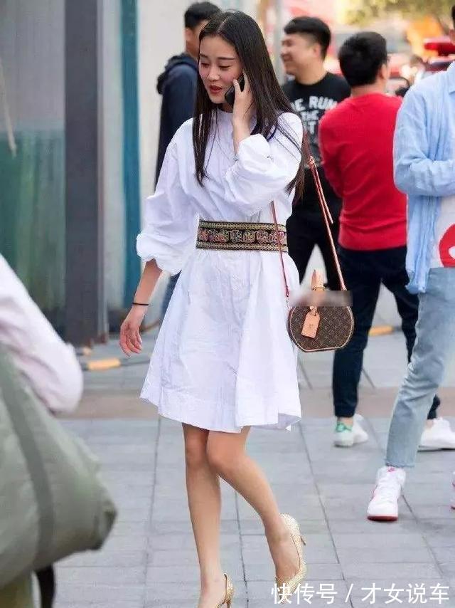 防水台|美女脚上穿搭一双亮色的尖头高跟鞋,让她走出迷人的姿态