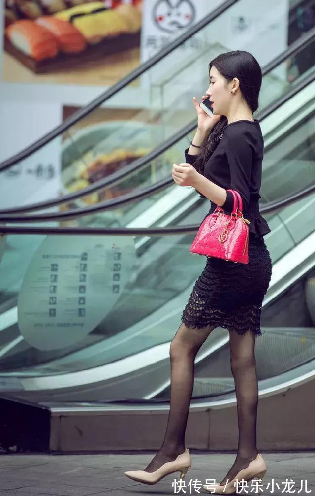 小姐姐 浅卡其色的毛衣,宽松的版型能够修饰它,显得更加的时尚