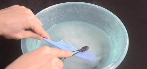 把牙膏涂抹在梳子上太实用了，我也是今天刚知道，看完尽快提醒家人