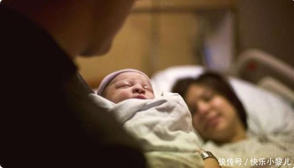 妈妈|经常被妈妈抱,和总躺在婴儿床上的宝宝,到底在哪些方面有差距?