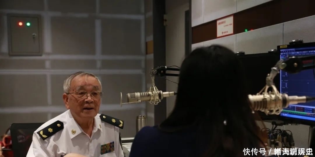 听了这首歌,两位老人精神一振他们唱着歌来了