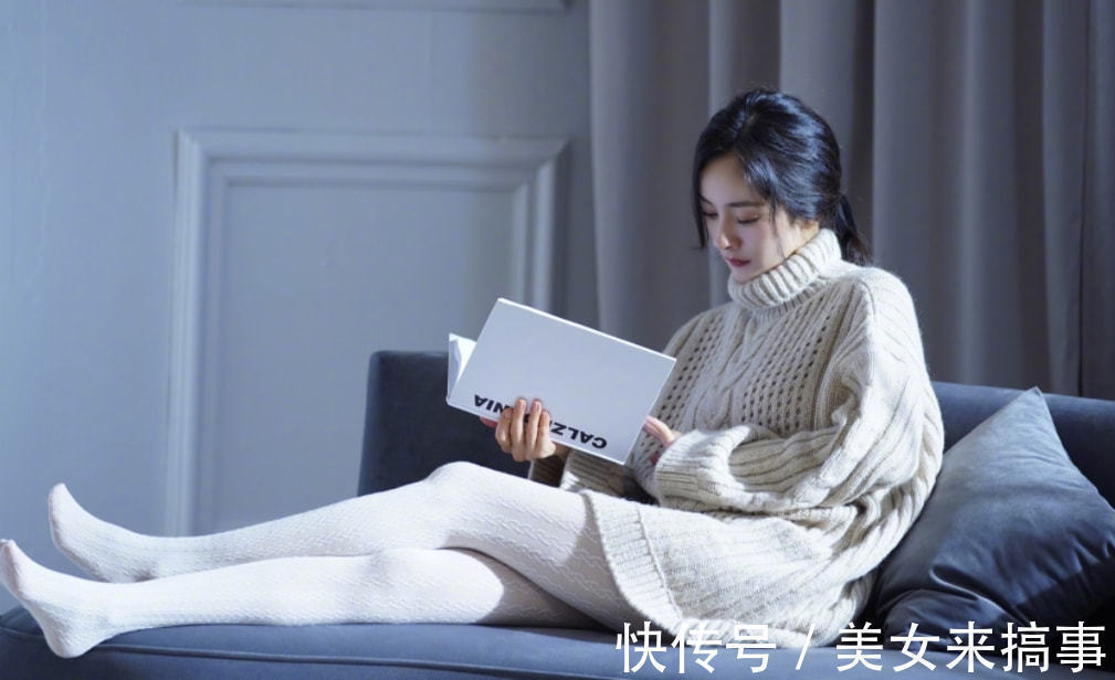 杨幂新综艺路透曝光,一头浅蓝发挑染太抢眼,王者竟达荣耀69星