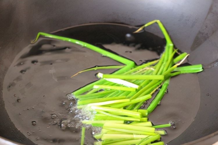 自己在家也能做葱油饼,做法简单易学,又香又脆