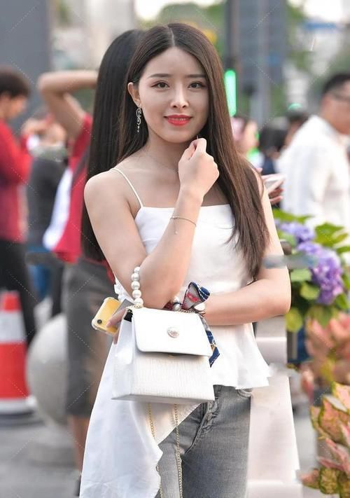 喇叭裤 白色吊带上衣搭配灰色喇叭裤,简单的装扮却穿出了心动的感觉