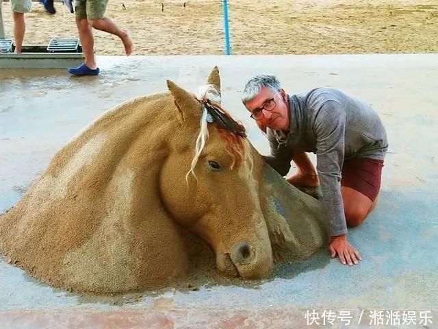 沙雕&艺术家制作彩色的沙雕,逼真的鳄鱼,差点吓坏游客