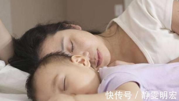 新生儿|新生儿跟父母睡还是单独睡?看完各自的优缺点,再做决定吧