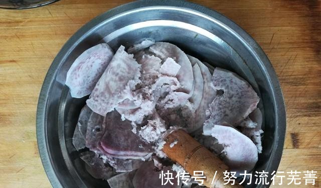 芋头|芋头猪肉丸子外酥里嫩，香糯可口，总是忍不住吃了一个又一个！