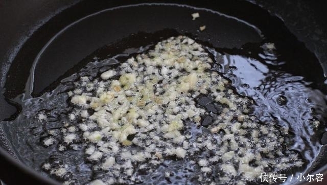  清洗干净|葱爆虾仁没香味？把握3个小技巧，味道鲜美，色泽红亮