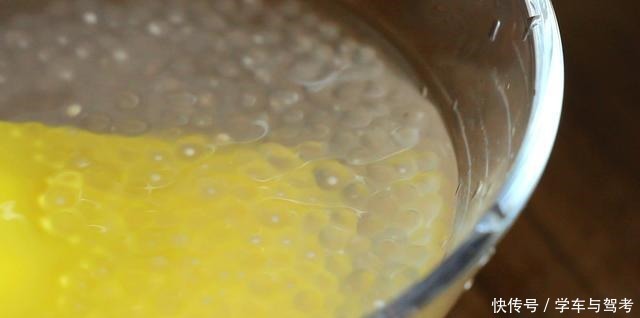 用芒果自制网红甜品，甜品店三十块钱一份，自己做五块钱吃过瘾