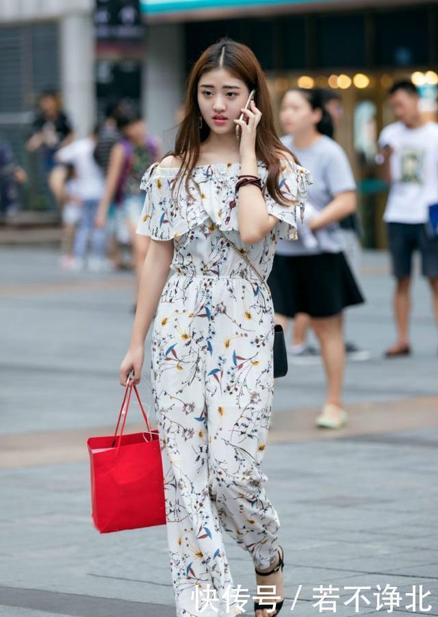 优雅|街拍,妆容精致的美女,蓝色短裙女孩透出优雅之美