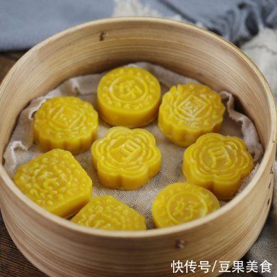 咸蛋黄碎|#我的养生日常-远离秋燥# ?南瓜椰蓉咸蛋黄月饼?