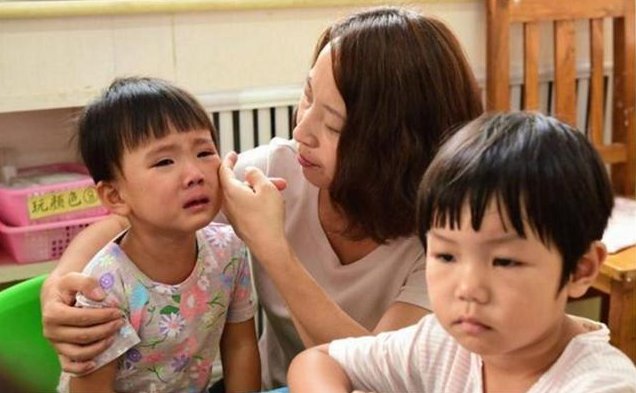 为啥家长一说去上幼儿园，孩子就又哭又闹？主要与4个原因有关