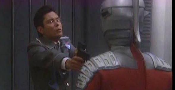 直接开枪射击奥特曼，同时与赛文肉搏，这个人类的勇气令人佩服！