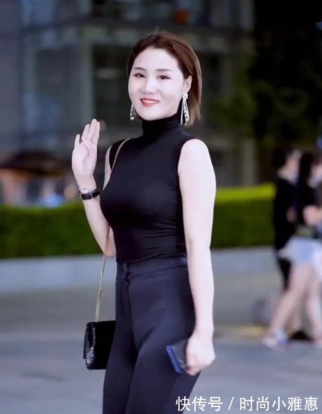 T恤 无袖黑色T恤,搭配同色修身阔腿裤,尽显出青春靓丽的风采