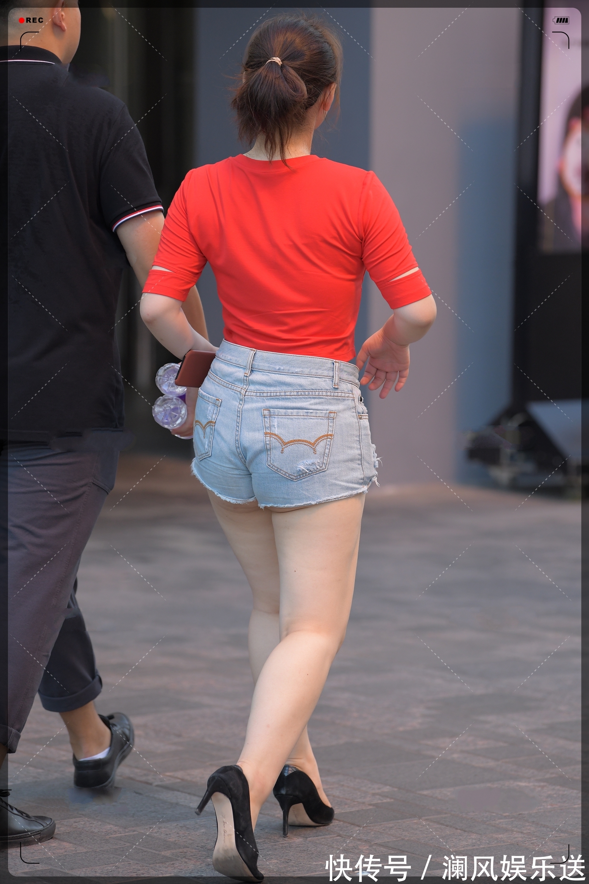 小白鞋 红色短T尽显青春活力,搭配浅色牛仔裤运动又减龄,时尚感十足