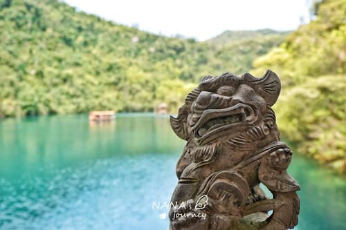 岭南四大名山之一，风景秀丽，顶有一湖终年翠绿如宝石