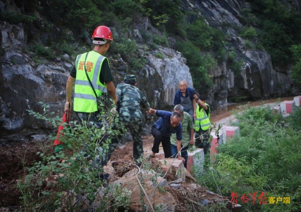 支队|武警第一机动总队某支队：抢通生命线，救助被困百岁老人