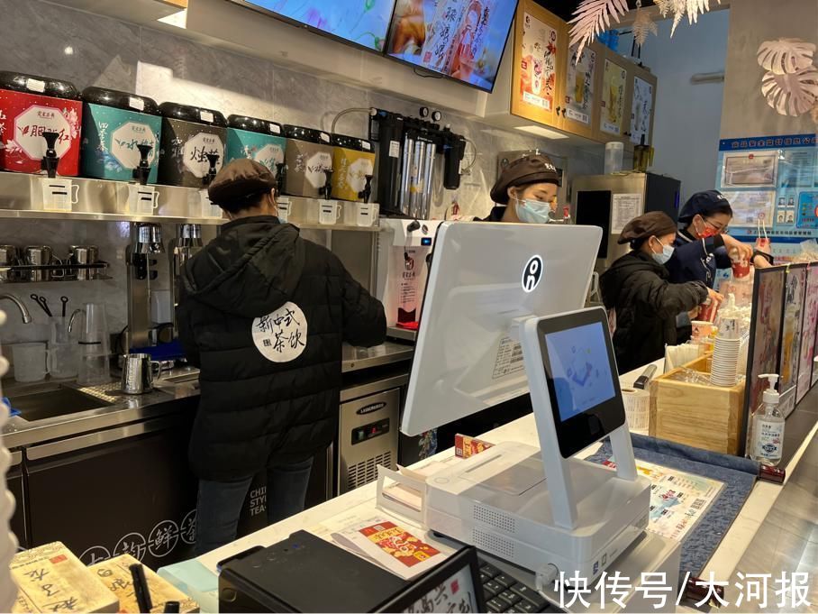 中风险|“全国最小中风险区”恢复营业成网红店：次密接者专程赶来打卡