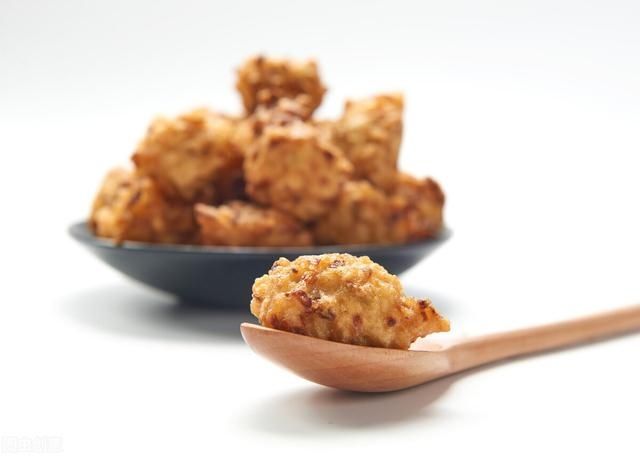 冬季天冷多吃萝卜，炸成香酥萝卜丸子，外酥里嫩，美味可口