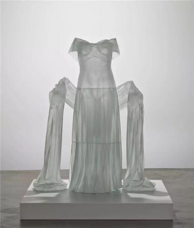 时装秀|艺术家用500斤玻璃做出重磅婚纱,惊艳时装秀,网友吐槽透明的怎么穿