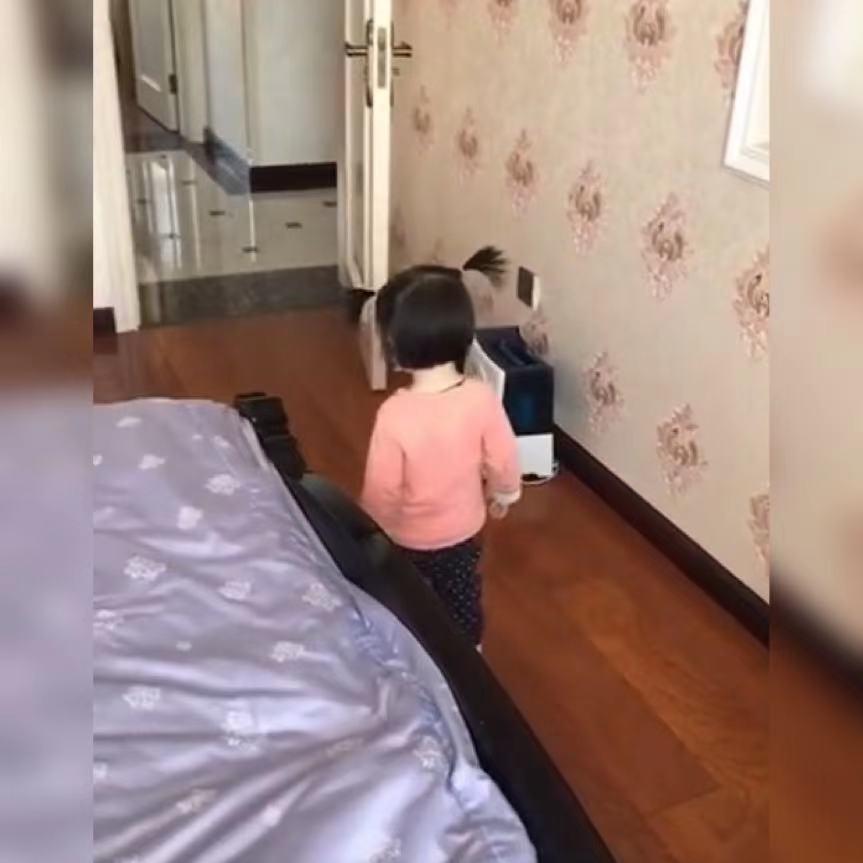 小女孩儿|姐姐去找妈妈,看到眼前的一幕却“懂事”地转身离开,网友心疼