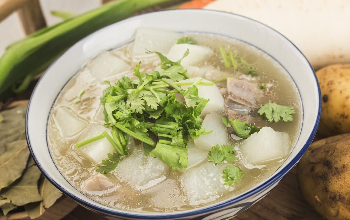 羊肉炖萝卜汤，冬天喝超暖身，营养丰富的驱寒神器，香甜的家常菜