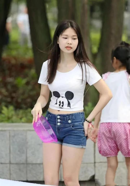 玩水的清纯小妹，干净如初，俏皮又迷人#时尚穿搭# #时尚街拍#