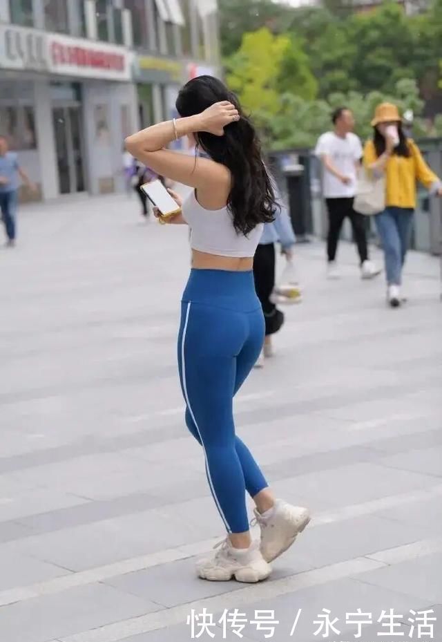 短裤|腿粗女孩别担心打底裤藏肉又显瘦,势头盖过了T恤短裤