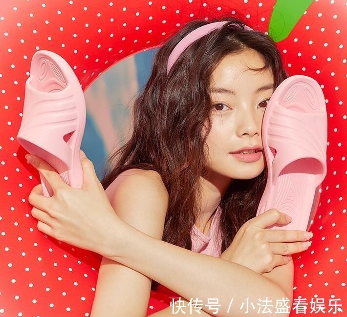 菱形纹 女人就别总穿凉鞋了,看我媳妇脚上穿的拖鞋,轻便又舒适