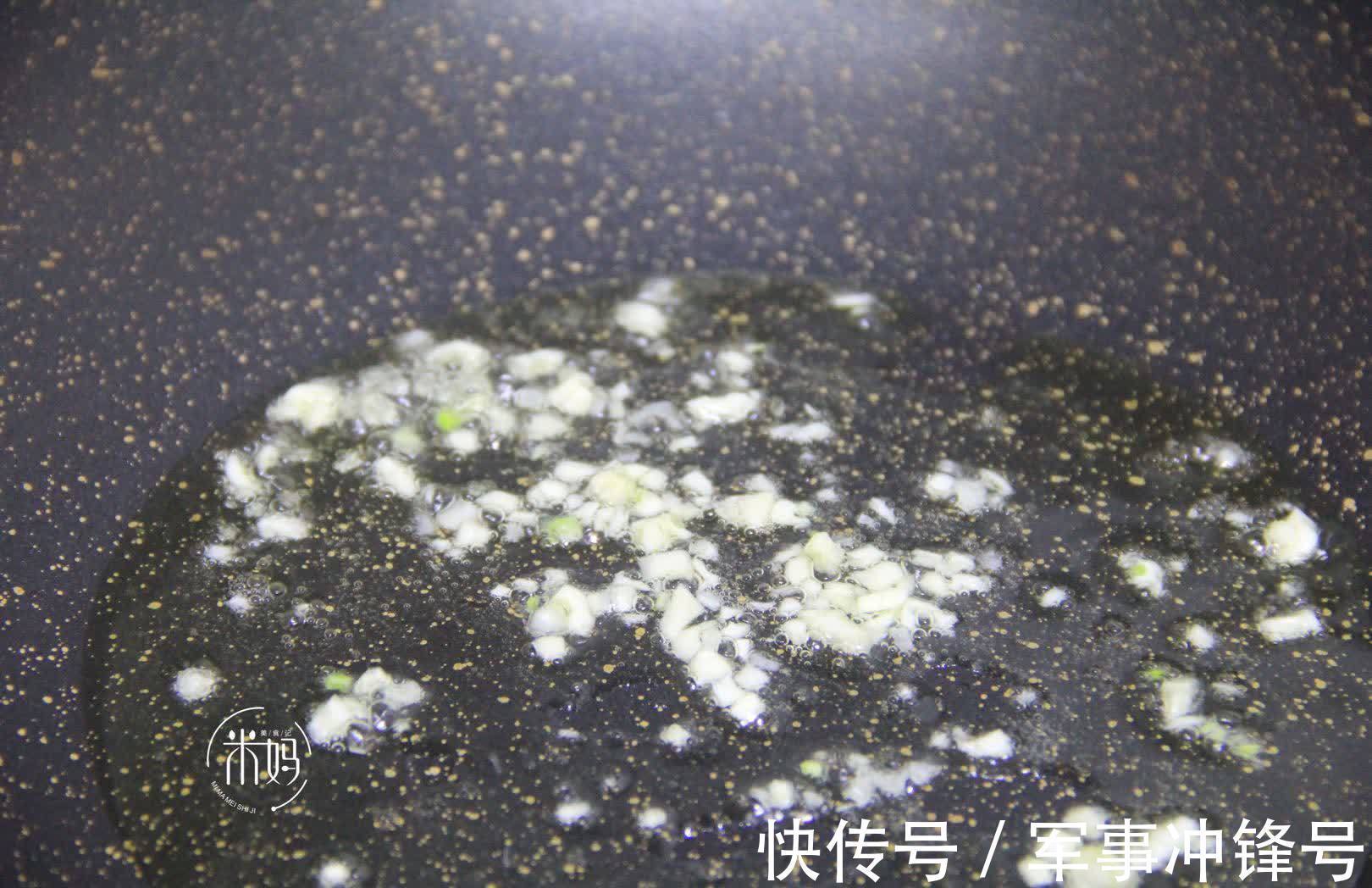黄豆酱|最近这早餐饼超火，不揉面不发面，5分钟搞定，金黄酥脆层次分明