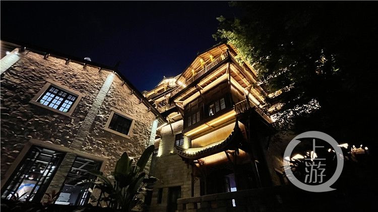 母城|以光绘山城！十八梯开启“夜景模式”