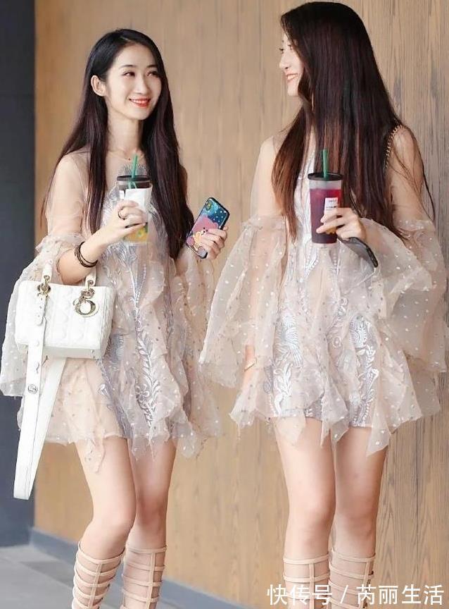 大头妹 双胞胎姐妹搭配风格魅力四射,泡泡袖网纱连衣裙,又纯又欲