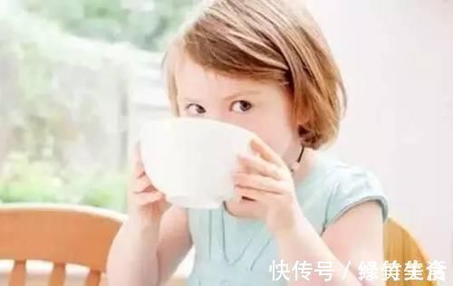 小郝|父母眼中的营养汤变成“毒汤”,想让孩子发育正常,就要及时停止