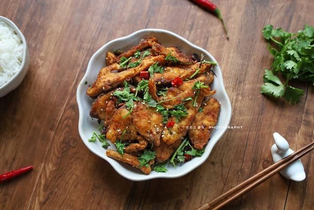 辣椒粉|干煸鱼块，做法简单，吃完还想吃，学会了轻松做给家人吃