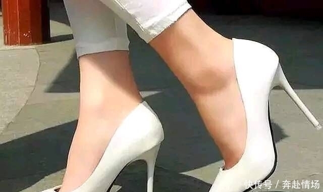 尖头 细跟鞋大气的小尖头设计,有着行云流水般美感,尽显知性女人气质
