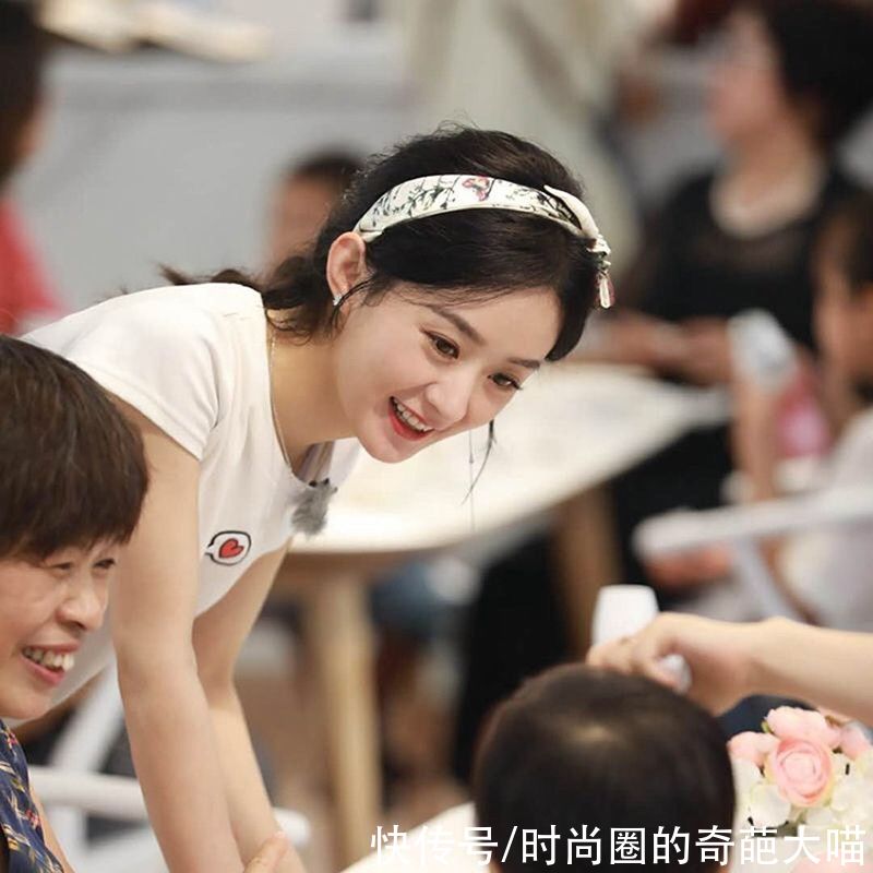 奥黛丽赫本|丝巾你还围出大妈味道？学会这小巧思，胜过你买一百件土气新衣