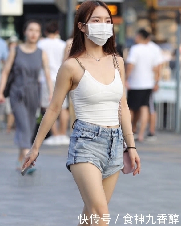 美目盼兮的美女，一件粉色背心配白色短裤，时尚性感迷人