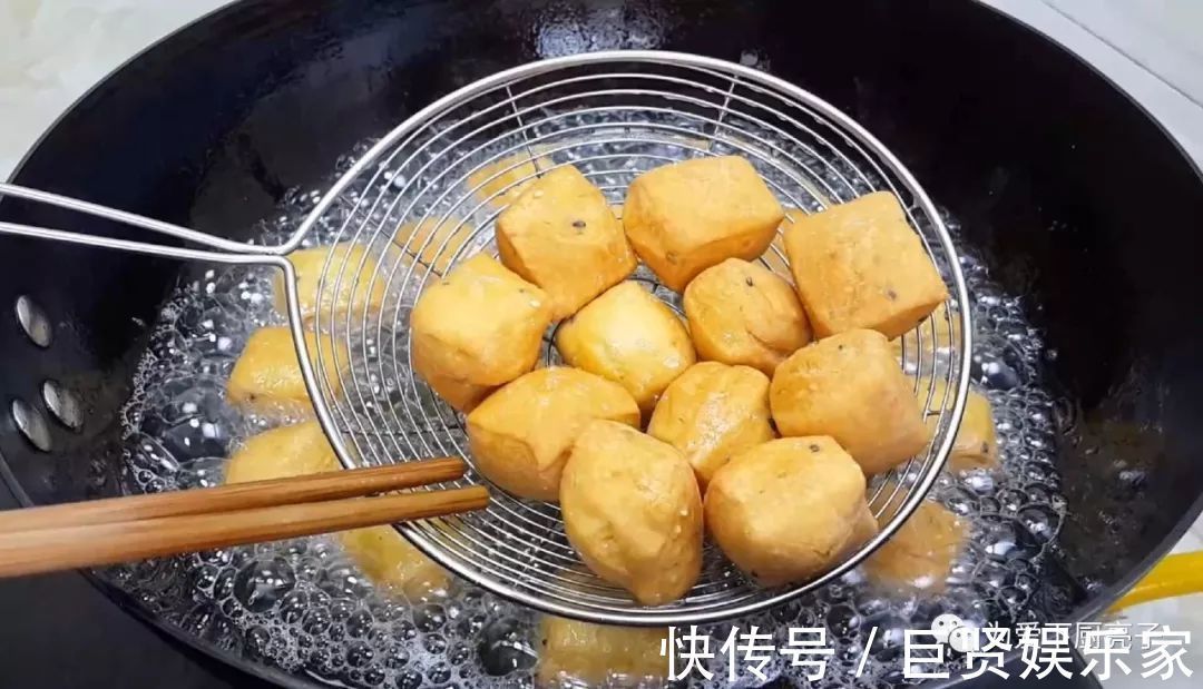 1斤面粉，4个鸡蛋，锅里炒一炒，教你做创意小零食，比麻花都好吃