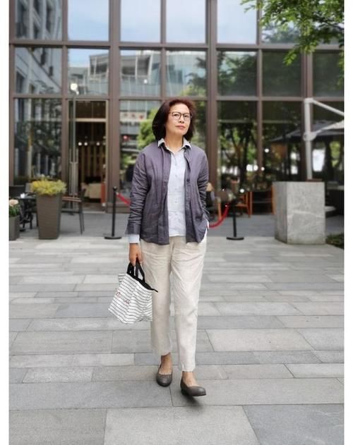 60多岁的女人，开春少穿修身裤+卫衣，九分裤+衬衫时髦又优雅