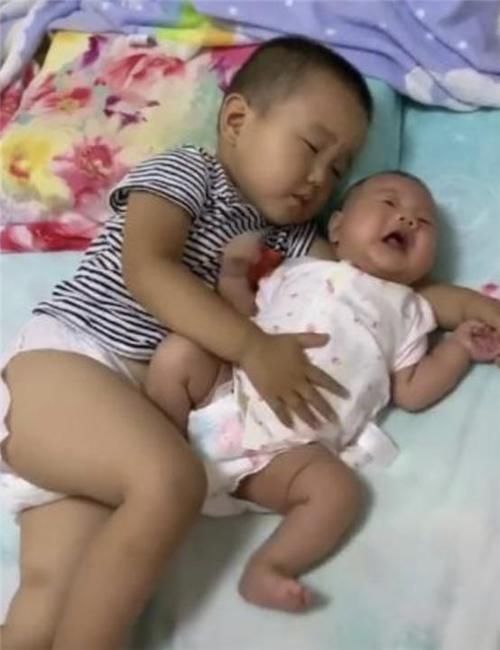 大宝|哥哥帮妈妈哄妹妹午休,结果自己先睡着了,妈妈看后又暖心又好笑