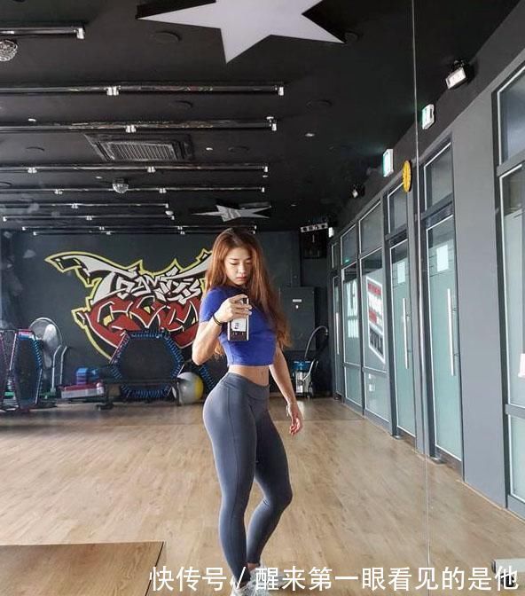 女子|女子非常热爱健身, 马甲线身材被赞美, 只是下半身有点显腿粗!
