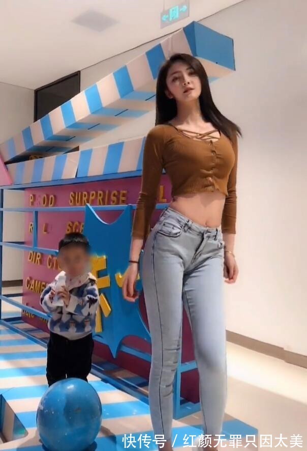 小蛮腰 美女与牛仔裤的搭配,眼神个性又不羁